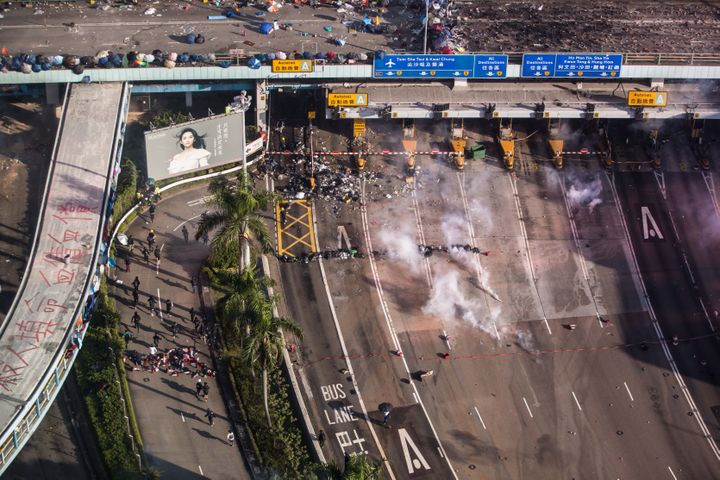 Affrontements entre la police et des manifestants non loin du campus de l'université polytechnique de Hong Kong, le 18 novembre 2019. (DALE DE LA REY / AFP)