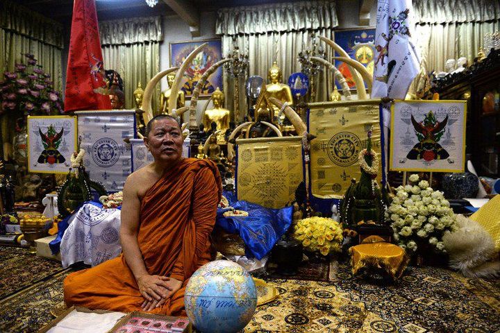 Le moine Phra Prommangkalachan, chargé à plusieurs reprises de bénir les joueurs de Leicester (LILLIAN SUWANRUMPHA / AFP)