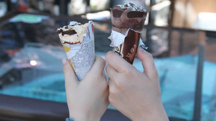 Des cornets de glace trinquent ensemble. (MARTINE BRÉSON / RADIO FRANCE)