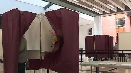 Vendredi 8 avril, à deux jours du premier tour de l'élection présidentielle, les bureaux de vote s'organisent avec des règles sanitaires contre le Covid-19.&nbsp;&nbsp; (FRANCE 3)