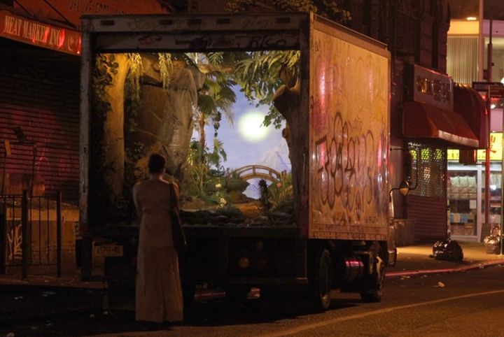 La prairie enchantée dans le camion de Banksy circulant à New York le 5 octobre 2013.
 (banksyny.com)