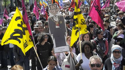 Les slogans anti-sarkozystes&nbsp;c&ocirc;toyaient&nbsp;les mots d'ordre syndicaux le 1er mai 2012 &agrave; Marseille (Bouches-du-Rh&ocirc;ne).&nbsp; (BORIS HORVAT / AFP)