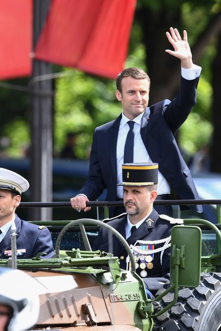 Emmanuel Macron descend les Champs-Elysées, à Paris, le 14 mai 2017. (CHRISTOPHE ARCHAMBAULT / AFP)