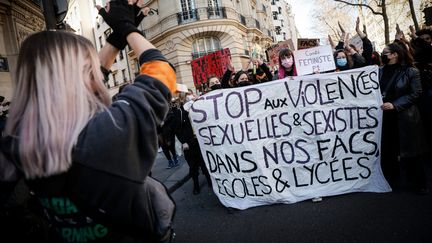 Photo d'illustration, une marche organisée à Paris, en mars 2021, par des collectifs étudiants feministes contre les violences sexuelles dans l'enseignement secondaire et supérieur.&nbsp; (THOMAS PADILLA / MAXPPP)