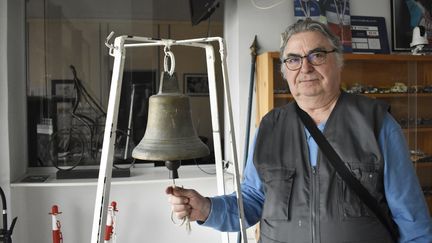 La cloche d'origine de Paris-Roubaix, que Serge Lefèvre a actionné pendant plus de trente ans, est précieusement conservée dans les locaux du Vélo Club de Roubaix. (HORTENSE LEBLANC/ FRANCEINFO:SPORT)