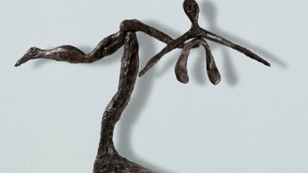 Le sculpteur américain Alexander Calder, qui a mis du mouvement dans ses sculptures, fait l'objet d'une exposition au musée Picasso (Paris) jusqu'au 25 août. (CAPTURE ECRAN FRANCE 2)