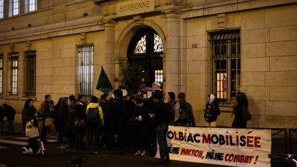 Des étudiants bloquent l'entrée de&nbsp;l'université de la Sorbonne à Paris pour protester contre le maintien des partiels malgré les difficultés liées à la grève le 6 janvier 2020. (MARIE MAGNIN / HANS LUCAS / AFP)