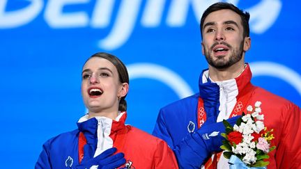 Gabriella Papadakis et Guillaume Cizeron&nbsp;ont conquis leur premier titre&nbsp;olympique, lundi 14 février, en danse sur glace. (WANG ZHAO / AFP)