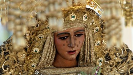 Compos&eacute; de statues en bois, il figure des sc&egrave;nes de la Passion du Christ. (CRISTINA QUICLER / AFP)