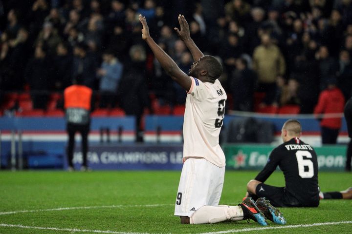 L'attaquant belge de Manchester United, Romelo Lukaku célèbre la victoire de son équipe au Parc des Princes, le 6 mars 2019, qui élimine le PSG de Marco Verratti en 8es de finale de la Ligue des champions. (GEOFFROY VAN DER HASSELT / AFP)