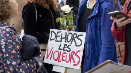 Un rassemblement organisé par l'Observatoire des violences sexistes et sexuelles à Paris, le 24 mai 2022, pour protester contre la présnce de Damien Abad au gouvernement. (VINCENT ISORE / MAXPPP)