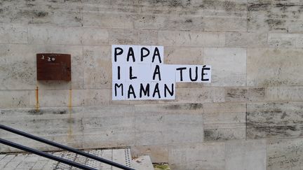 Un collage dans le quartier des Halles à Orléans pour dénoncer les féminicides. (ANNE OGER / FRANCE BLEU ORLÉANS / RADIO FRANCE)