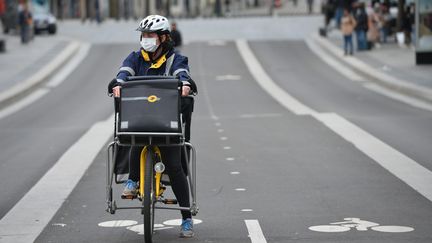 Une factrice de Nantes poursuit sa tournée, le 17 mars 2020. (FRANCK DUBRAY / MAXPPP)