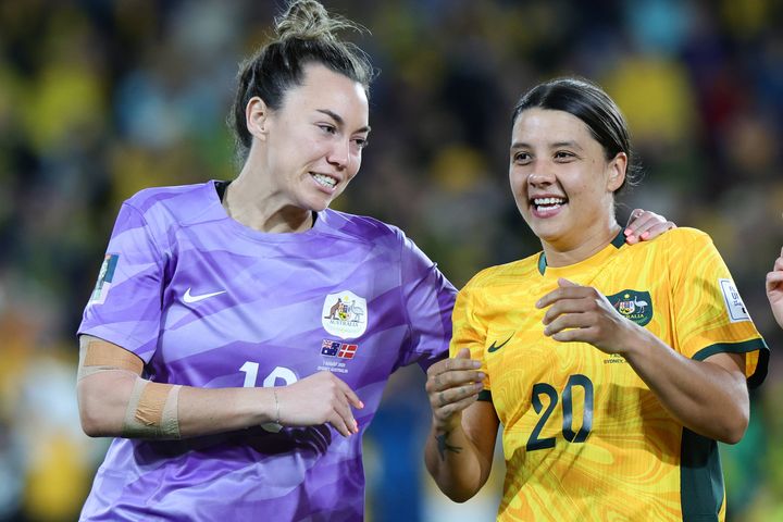 La gardienne australienne Mackenzie Arnold et la star Sam Kerr à la fin du huitième de finale de Coupe du monde contre le Danemark, le 7 août 2023. (SIPA)