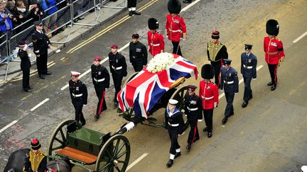 Le cercueil de Margaret Thatcher, &agrave; Londres (Royaume-Uni), le 17 avril 2013. (GLYN KIRK / AFP)