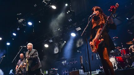 Les Pixies, avec notamment le chanteur-guitariste Black Francis et la bassiste-chanteuse Paz Lenchantin, sur scène à Lisbonne le 7 juillet 2016
 (Patricia de Melo / AFP)