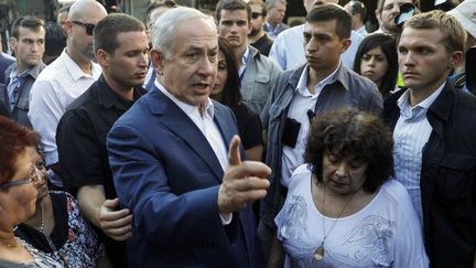 Benjamin Netanyahu lors de sa visite dans le sud de Tel Aviv, le 31 août 2017. (Menahem KAHANA / AFP)