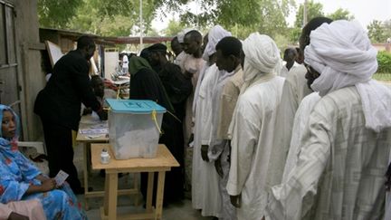 Votants à l'élection présidentielle dans le 2eme district de N'Djamena, le 25 avril 2011 (AFP/Gaël COGNE)