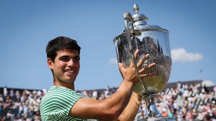 L'Espagnol Carlos Alcaraz avec le trophée du tournoi du Queen's, le 25 juin 2023. (ADRIAN DENNIS / AFP)