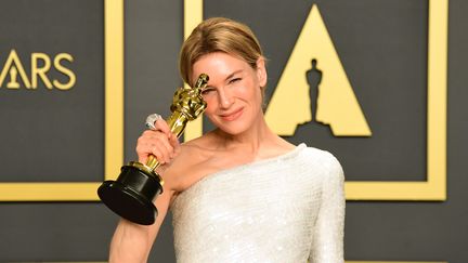 Renée Zellweger avec son Oscar de la meilleure actrice le 10 février 2020 à Hollywood (Californie, Etats-Unis). (FREDERIC J. BROWN / AFP)