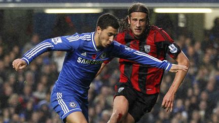 Eden Hazard a transformé un penalty en toute fin de rencontre pour les Blues. (IAN KINGTON / AFP)