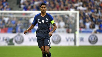 Raphaël Varane, avec le brassard de capitaine de l'équipe de France, le 9 septembre 2018 au Stade de France, lors d'un match de Ligue des nations face aux Pays-Bas. (PHOTO STEPHANE GUIOCHON / MAXPPP)