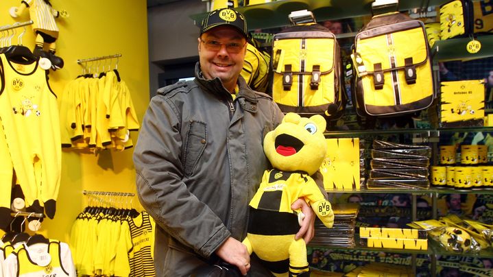 Un supporter du Borussia Dortmund pose dans la boutique du club, le 30 novembre 2008. (CHRISTOF KOEPSEL / GETTY IMAGES)