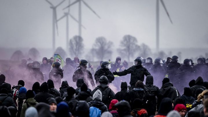 Des échauffourées ont éclaté en marge de la mobilisation de milliers d'activistes environnementaux, le 14 janvier 2023 à Lützerath (Allemagne). (REMKO DE WAAL / ANP MAG / AFP)