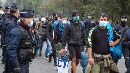 Des migrants sont évacués d'un camp installé à Calais (Pas-de-Calais), mardi 29 septembre 2020.&nbsp; (BERNARD BARRON / AFP)