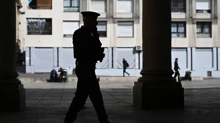 Un officier de police patrouille à Marseille (Bouches-du-Rhône), le 21 mars 2024. (NICOLAS TUCAT / AFP)