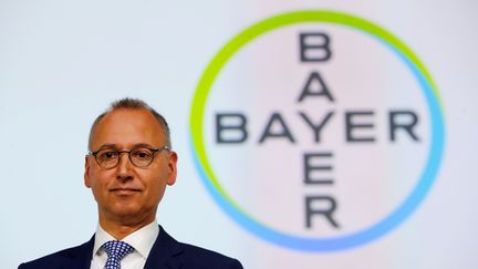 Le PDG du groupe Bayer Werner Baumann prend la parole lors de l'assemblée générale du groupe chimique allemand,&nbsp;le 26 avril 2019, à Bonn (Allemagne).
 (WOLFGANG RATTAY / REUTERS)