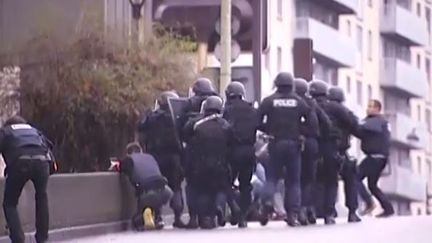 Capture d'&eacute;cran des images film&eacute;es le 9 &nbsp;janvier 2015 &agrave; la porte de Vincennes, &agrave; Paris, &agrave; l'arriv&eacute;e des forces de l'ordre sur la prise d'otages par Amedy Coulibaly. (MATHIAS BARROIS - FRANCE 2.)