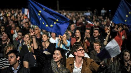 Des militants et sympathisants au meeting de Fran&ccedil;ois Bayrou, le 16 avril 2012 &agrave; Chassieu, pr&egrave;s de Lyon. (JEFF PACHOUD / AFP)