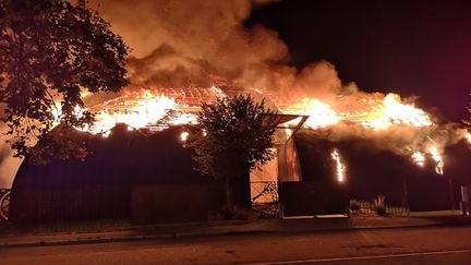 La maire de Chanteloup-Les-Vignes a partagé sur Twitter la photo du chapiteau incendié, samedi 2 novembre 2019, dans le quartier de la Noé.&nbsp; (COMPTE TWITTER DE CATHERINE ARENOU)