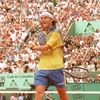 L'éternelle joie de Gustavo Kuerten lors de sa première campagne victorieuse à Roland-Garros, le 8 juin 1997. (ERIC FEFERBERG / AFP)