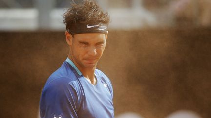 L'Espagnol Rafael Nadal essuie une bourrasque charg&eacute;e de terre lors de son match face au Russe&nbsp;Mikhail Youzhny au Masters de Rome (Italie), le 15 mai 2014. (MAX ROSSI / REUTERS)