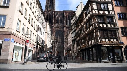 Le centre ville de Strasbourg et sa cathédrale. (FRANCK DELHOMME / MAXPPP)