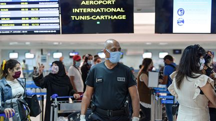 Coronavirus : les voyageurs face aux nouvelles règles aux frontières dans les aéroports