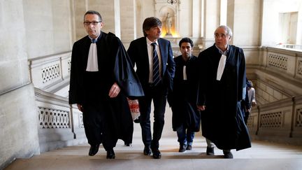 Michel Neyret entouré de ses deux avocat, à droite Yves Sauvayre, à gauche, Gabriel Versini-Bullara.&nbsp; (THOMAS SAMSON / AFP)