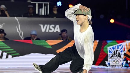 Ayumi Fukushima lors des demi-finales de l'événement de qualifications olympiques pour le breaking, à Shanghai (Chine), le 19 mai 2024. (WANG ZHAO / AFP)