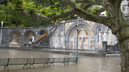 Enormes d&eacute;g&acirc;ts dans la ville de Lourdes qui accueille chaque ann&eacute;e 6 millions de p&eacute;lerins, avec un pic l'&eacute;t&eacute; et plus encore la f&ecirc;te mariale du 15 ao&ucirc;t. (SANCTUAIRES NOTRE DAME DE LOURDES)