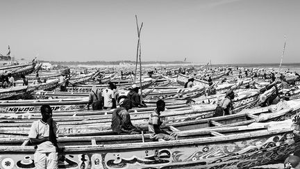 plus de 2.000 pirogues attendent sur le sable que la mer se calme. Les migrants saisonniers qui arrivent avec leurs femmes et leurs enfants logent dans des conditions précaires. Certains trouvent refuge dans des écoles ou encore sur la plage.  (Nathalie Guironnet)