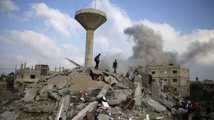 Des Palestiniens &agrave; la recherche de victimes d'un bombardement de l'arm&eacute;e de l'air isra&eacute;lienne, &agrave; Rafah, dans la bande de Gaza, le 29 juillet 2014.&nbsp; ( IBRAHEEM ABU MUSTAFA / REUTERS)