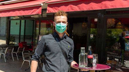 Les serveurs et professionnels de la restauration doivent désormais présenter leur pass sanitaire s'ils sont en contact avec le public. À Caen (Calvados), ils n'ont ainsi plus l'obligation de mettre leur masque, lundi 6 septembre.