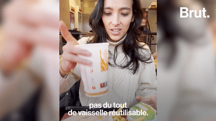 Depuis le 1er janvier 2023, les enseignes de fast-food doivent passer à de la vaisselle réutilisable pour les commandes sur place, au lieu de l'habituel emballage jetable. Brut s’est rendu en restaurants pour savoir si cela est mis en place.