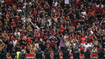 Un filet va être posé devant la Tribune Populaire de l'Allianz Riviera, d'où ont été jetées des bouteilles face à l'Olympique de Marseille. (VALERY HACHE / AFP)