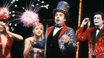 J&eacute;r&ocirc;me Savary interpr&egrave;te le spectacle "Bye bye show-biz" avec sa troupe du Grand Magic Circus, en 1985 au th&eacute;&acirc;tre Mogador, &agrave; Paris. (GEORGES BENDRIHEM / AFP)