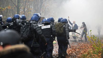 Des policiers face &agrave; des manifestants, &agrave; Notre-Dame-des-Landes (Loire-Atlantique), le 23 novembre 2012. (FRANK PERRY / AFP)