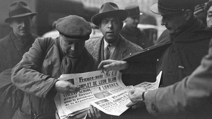 Un vendeur &agrave; la cri&eacute;e vend "France-Soir", le 15 janvier 1947 &agrave; Paris. (AFP)