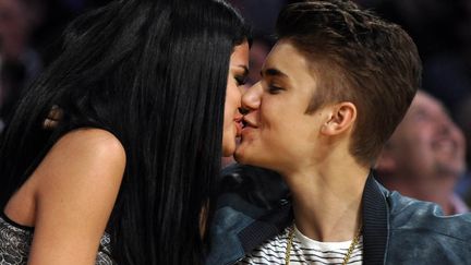 Rhaaaa! La passion selon Justin Bieber. Avec quelle fougue il embrasse Selena Gomez! Coquinou va! (PAUL BUCK / EPA / MAXPPP)